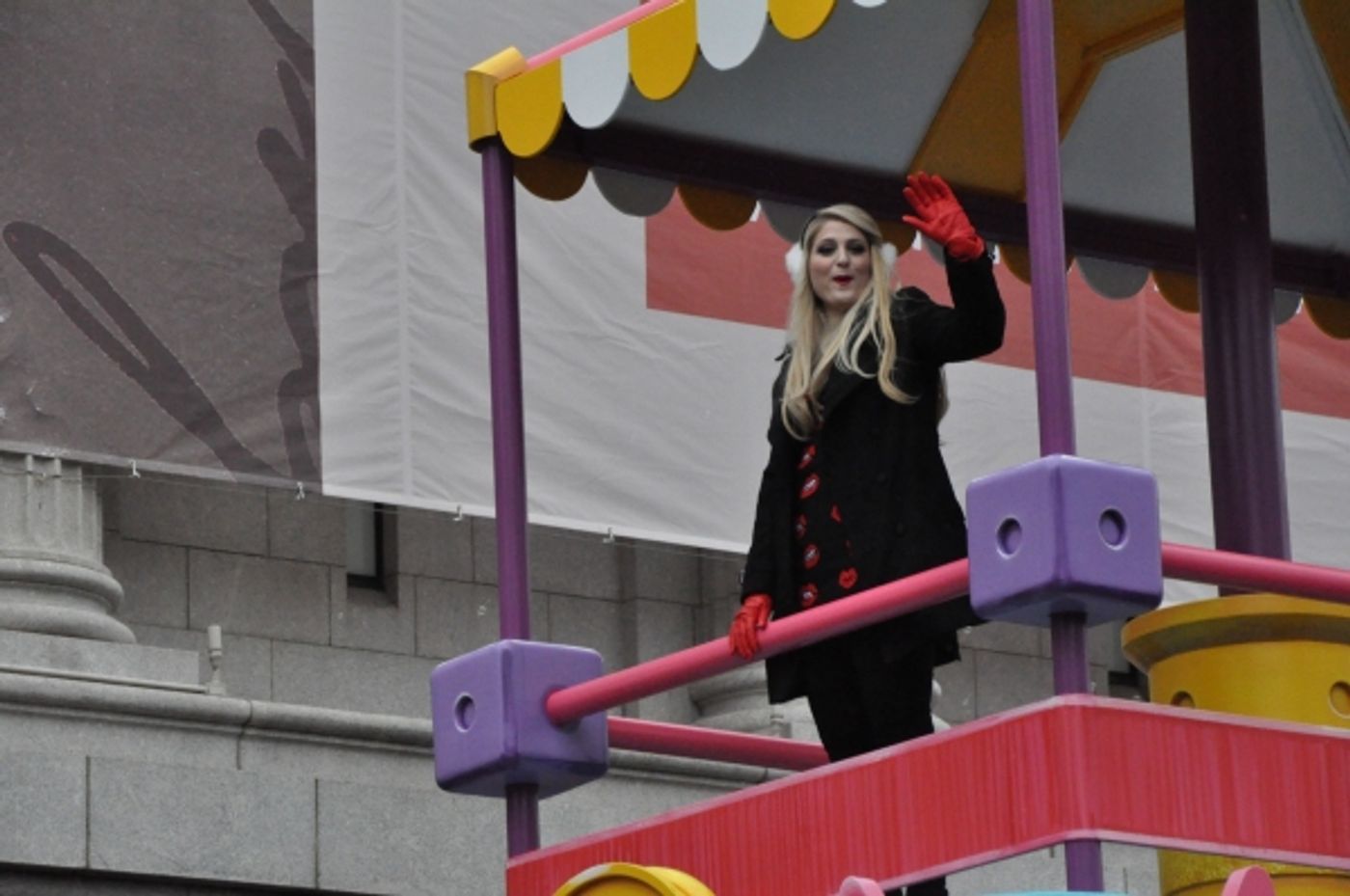 Photo Coverage: Idina Menzel, ON THE TOWN & More at 88th Annual Macy's Thanksgiving Day Parade!  Image