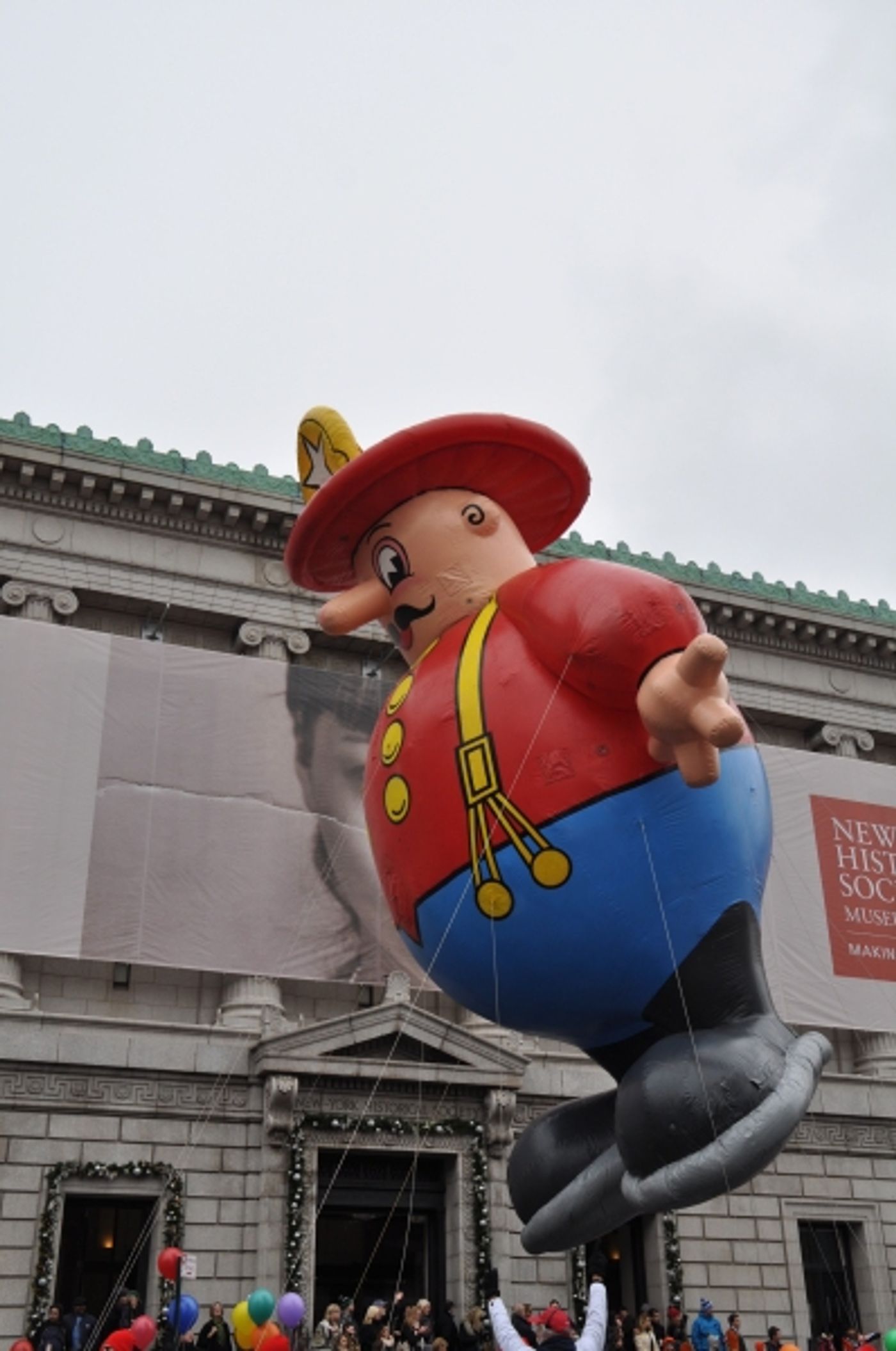Photo Coverage: Idina Menzel, ON THE TOWN & More at 88th Annual Macy's Thanksgiving Day Parade!  Image