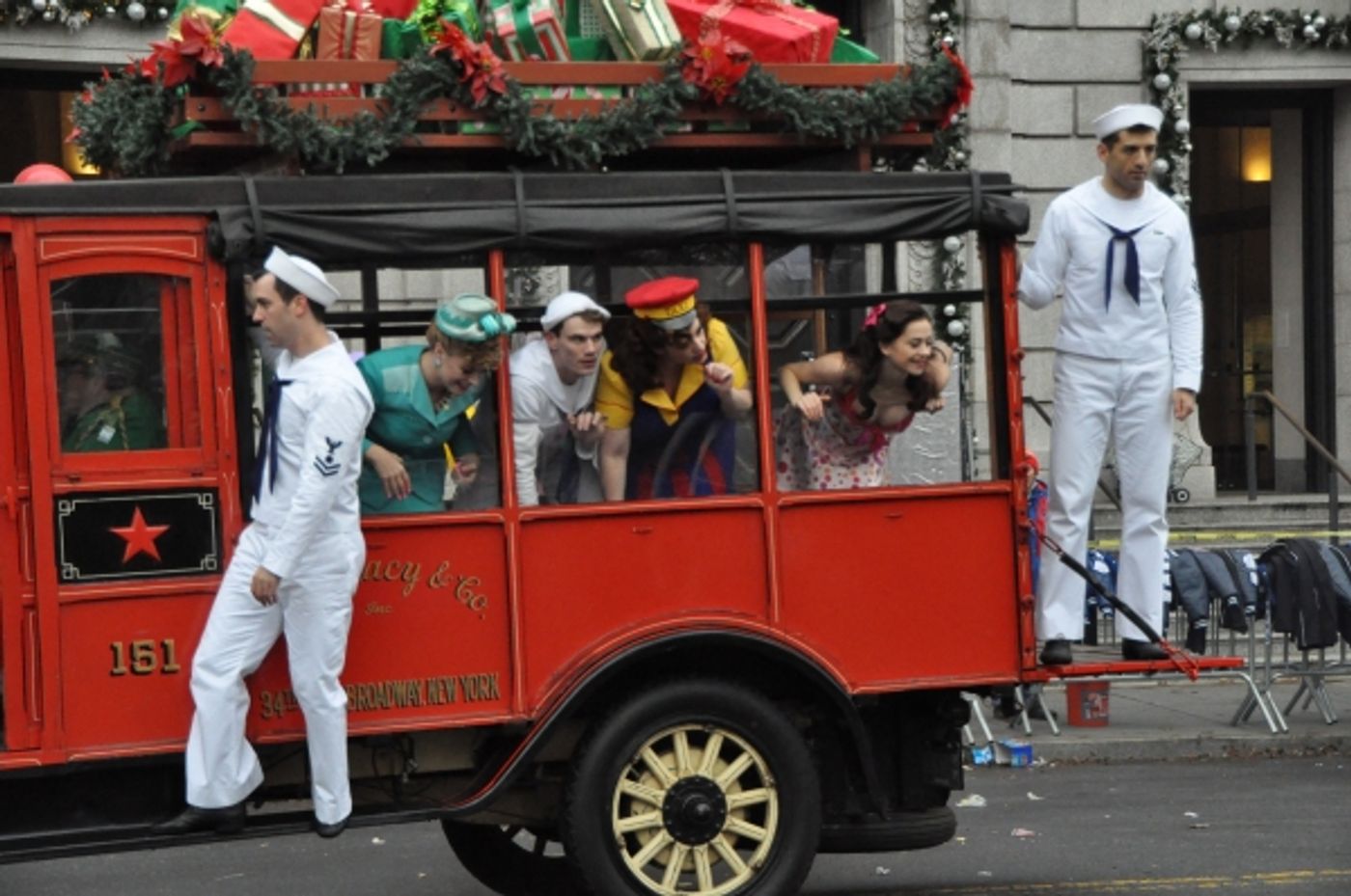 Photo Coverage: Idina Menzel, ON THE TOWN & More at 88th Annual Macy's Thanksgiving Day Parade!  Image