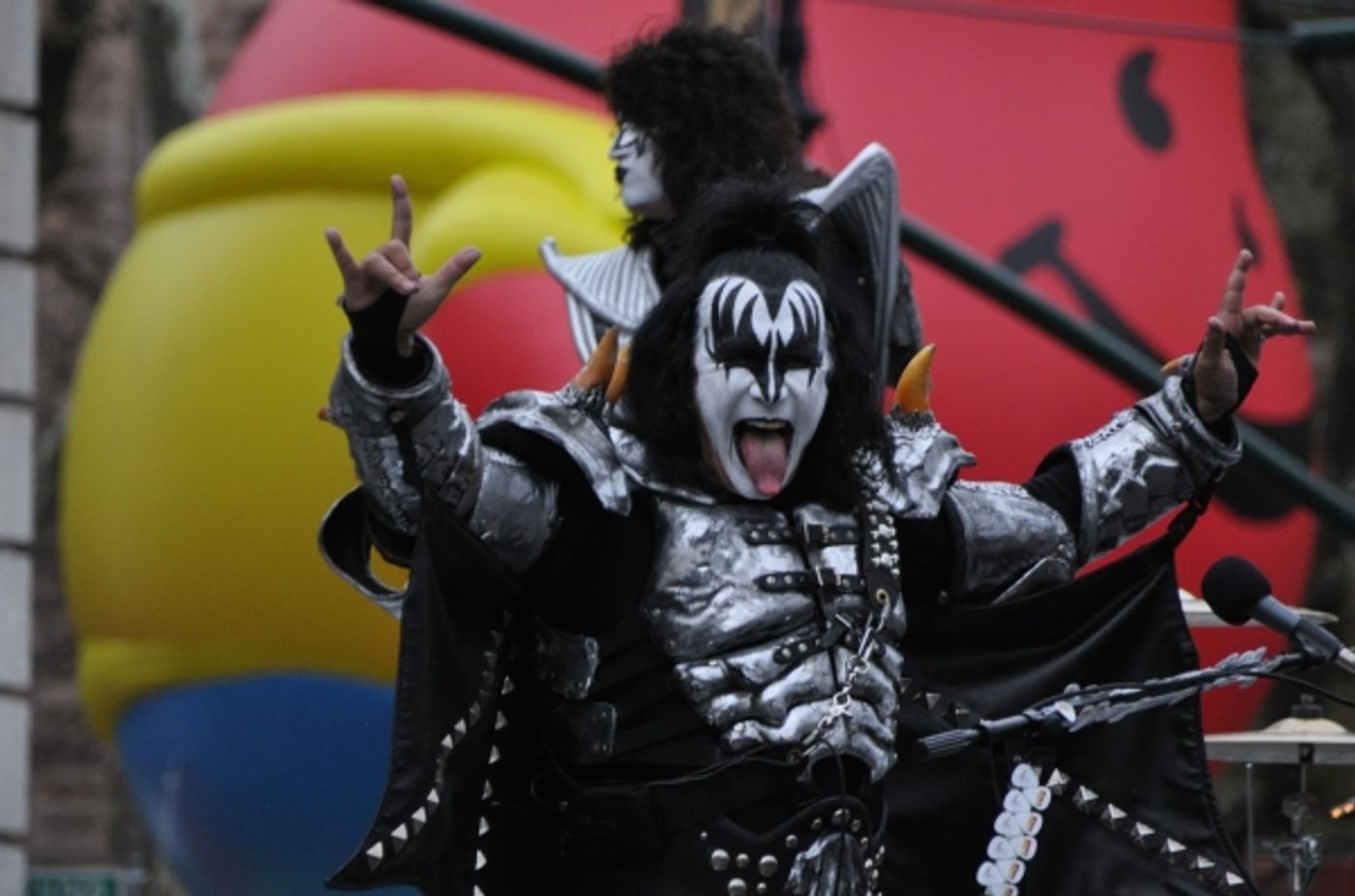 Photo Coverage: Idina Menzel, ON THE TOWN & More at 88th Annual Macy's Thanksgiving Day Parade!  Image