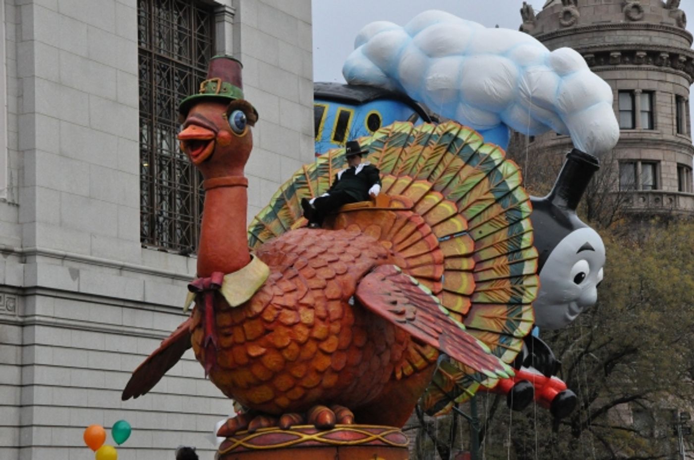 Photo Coverage: Idina Menzel, ON THE TOWN & More at 88th Annual Macy's Thanksgiving Day Parade!  Image