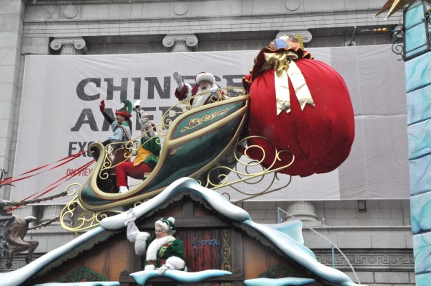 Photo Coverage: Idina Menzel, ON THE TOWN & More at 88th Annual Macy's Thanksgiving Day Parade!  Image