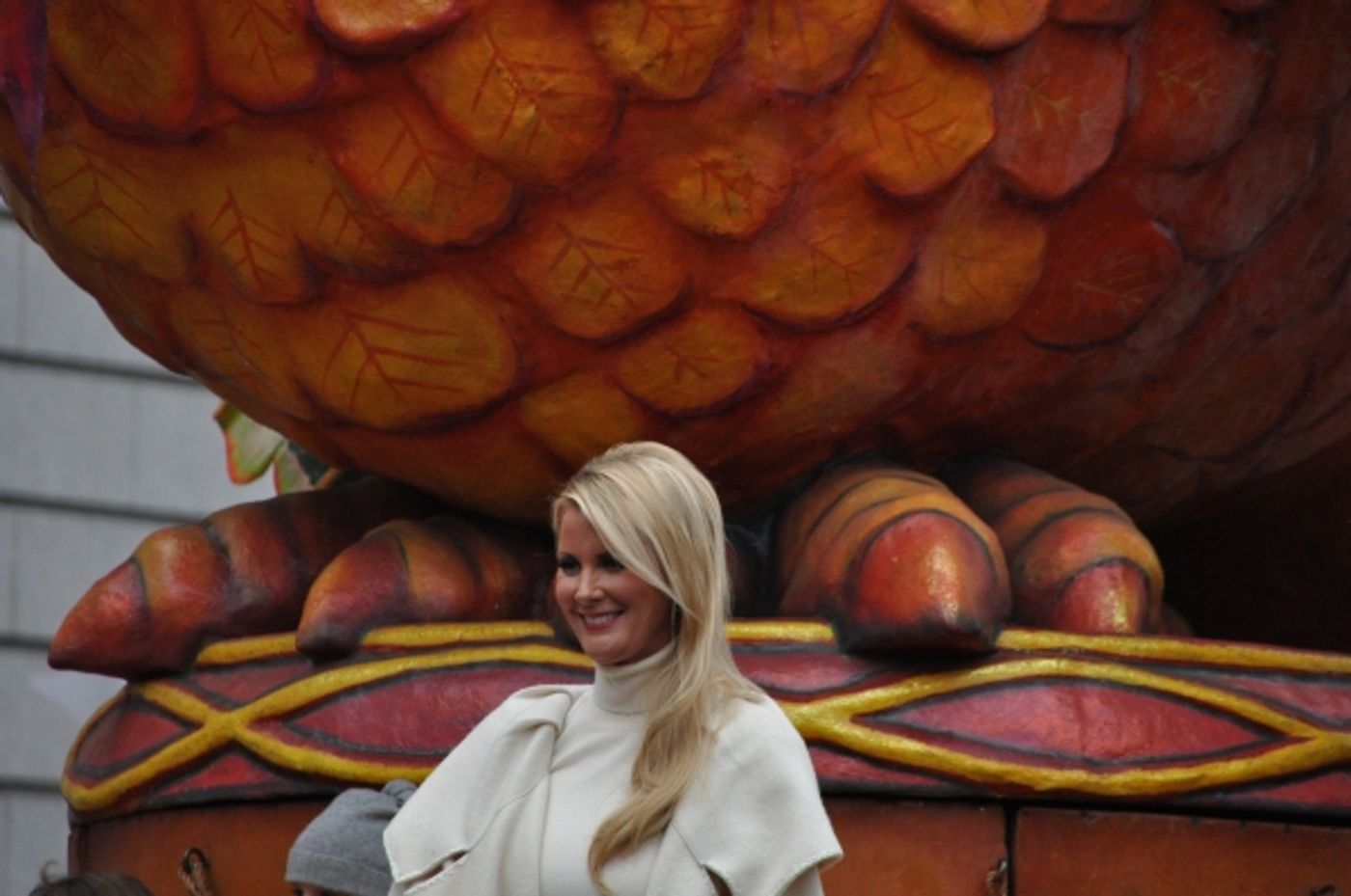 Photo Coverage: Idina Menzel, ON THE TOWN & More at 88th Annual Macy's Thanksgiving Day Parade!  Image
