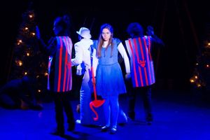 Anita Holland, Sean Close (as The White Rabbit), Emiley Kiser (as Alice), Johnny Smith @ BroadwayWorld Anita Holland, Sean Close (as The White Rabbit), Emiley Kiser (as Alice), Johnny Smit Photo