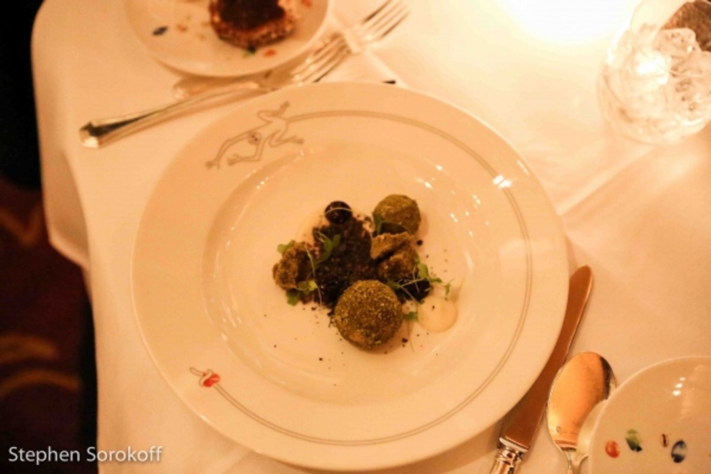 Photo Coverage: Neil Sedaka Sings in 2015 with A PIANO AT LE CIRQUE Photo Coverage: Neil Sedaka Sings in 2015 with A PIANO AT LE CIRQUE Image