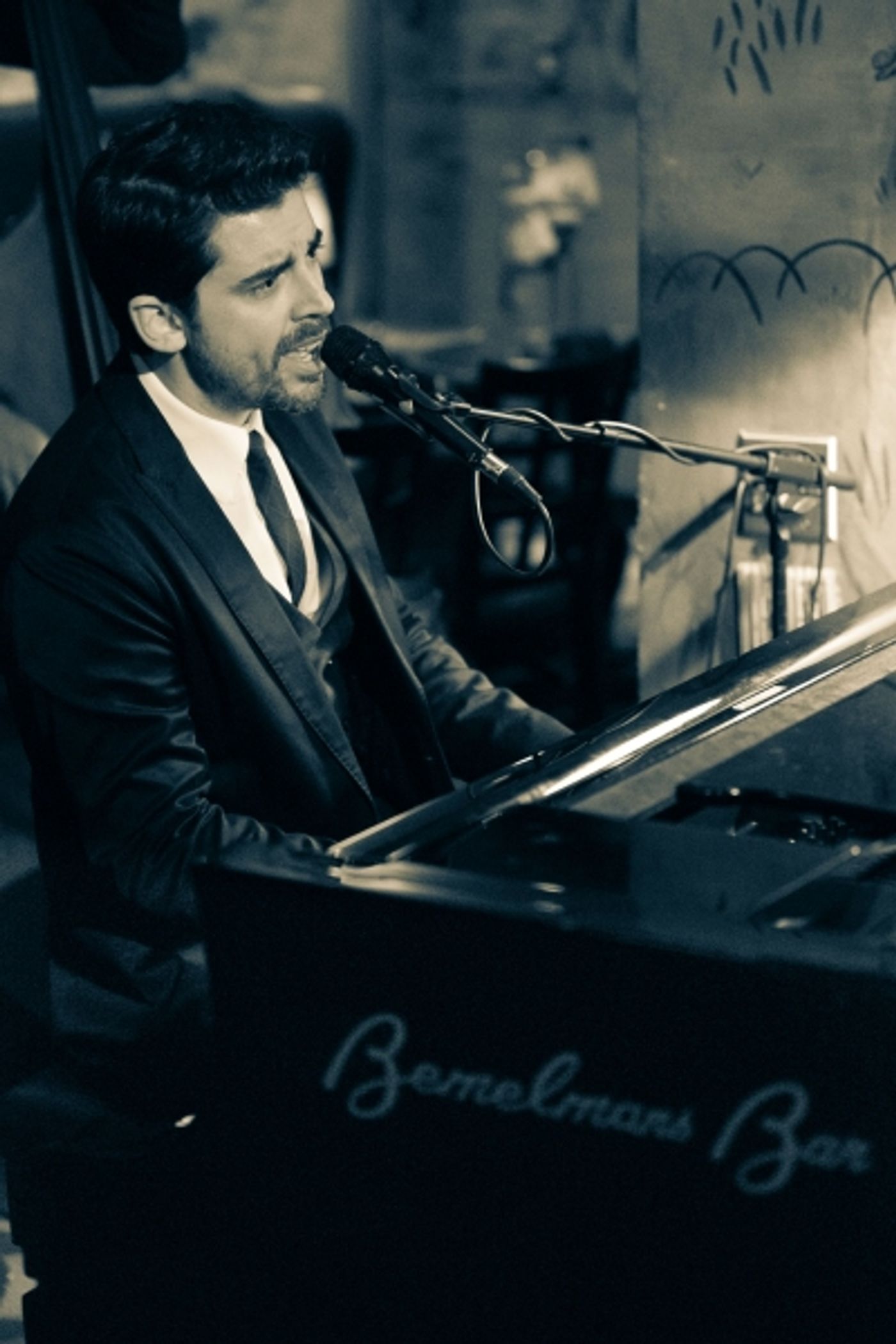 Photo Flash: Tony DeSare Performs Bemelmans Residency at The Carlyle Image