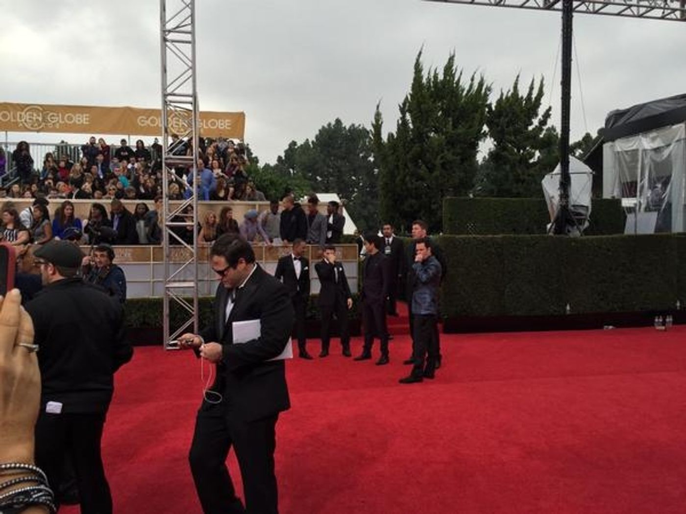 Photo Flash: ENTOURAGE Shoots Last-Minute Footage on Golden Globes Red Carpet  Image