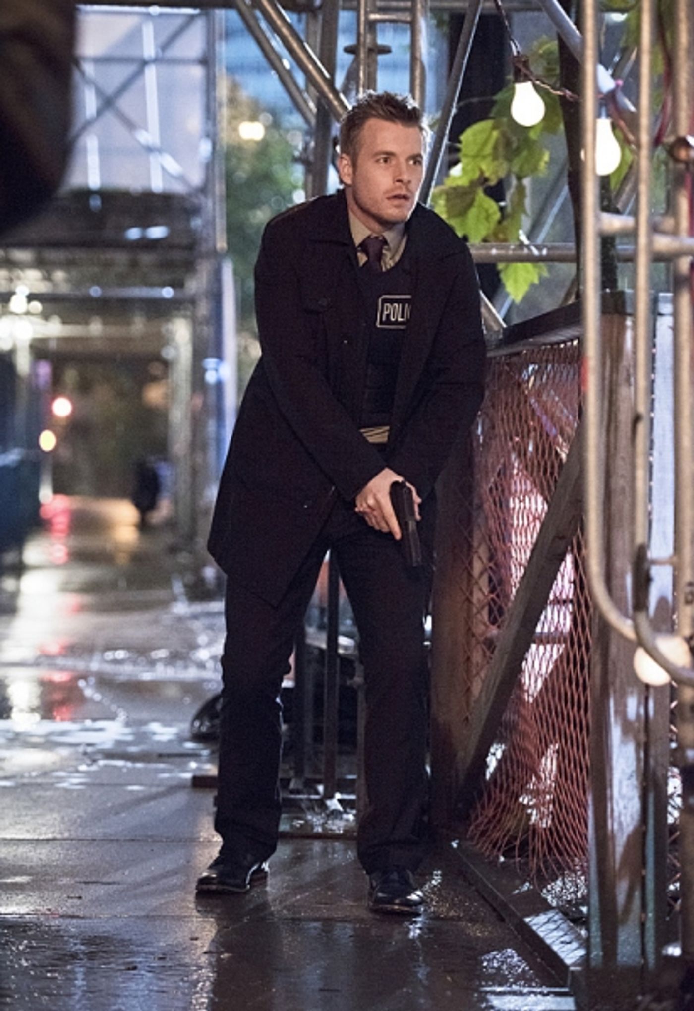 Photo Flash: Sneak Peek - 'Rogues' Take Over in THE FLASH's Mid-Season Debut Photo Flash: Sneak Peek - 'Rogues' Take Over in THE FLASH's Mid-Season Debut Image