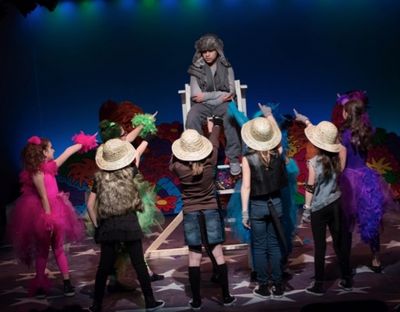 Phebe Barnett (Bird Girl), Kirra Gonzalez Murphy (Wickersham), Fernanda Kligerman (Bi Photo