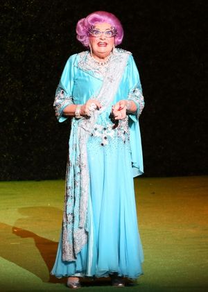 Dame Edna  Photo