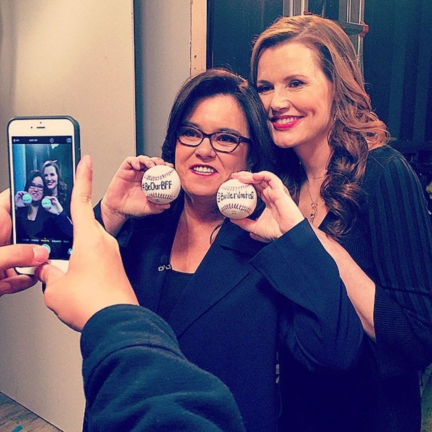 Photo Flash: A LEAGUE OF THEIR OWN Co-Stars Geena Davis & Rosie O'Donnell Reunite on THE VIEW Photo Flash: A LEAGUE OF THEIR OWN Co-Stars Geena Davis & Rosie O'Donnell Reunite on THE VIEW Image
