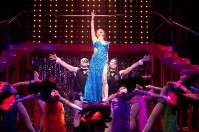 Irina Tsikurishvili as Beatrice with the ensemble Photo