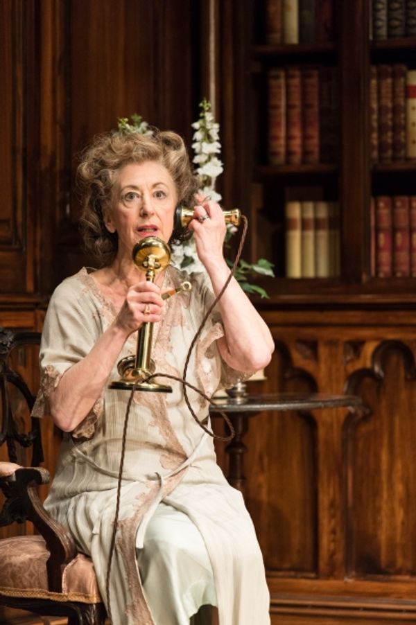Maureen Lipman as Veta Louise Simmons Photo