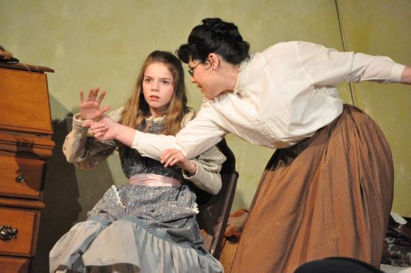 LIBERTY EVANS-AGNEW (Helen Keller) and DEYA OZBURN (Anne Sullivan) Photo
