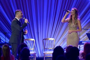 LOS ANGELES, CA - FEBRUARY 21:  Singers Gary Barlow (L) and Nicole Scherzinger perfor Photo