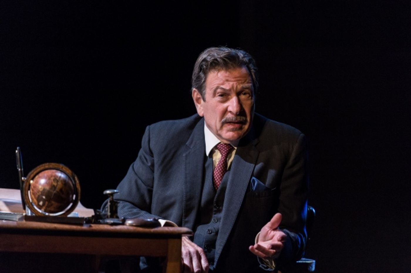 Photo Flash: First Look at Jonathan Guy Lewis, Teresa Banham & More in UK's A VIEW FROM THE BRIDGE  Image