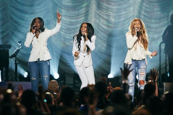 Michelle Williams sings ''Say Yes'', joined by Kelly Rowland and Beyonce Photo