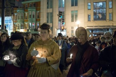 Crowds gather on Tenth Street NW outside of Fordâ€™s Theatre to honor Abraham Li Photo