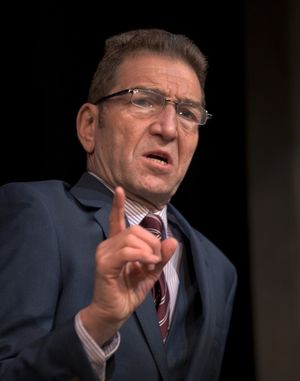 Greg Hicks as Editor Morris Honeyspoon Photo