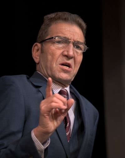 Greg Hicks as Editor Morris Honeyspoon Photo