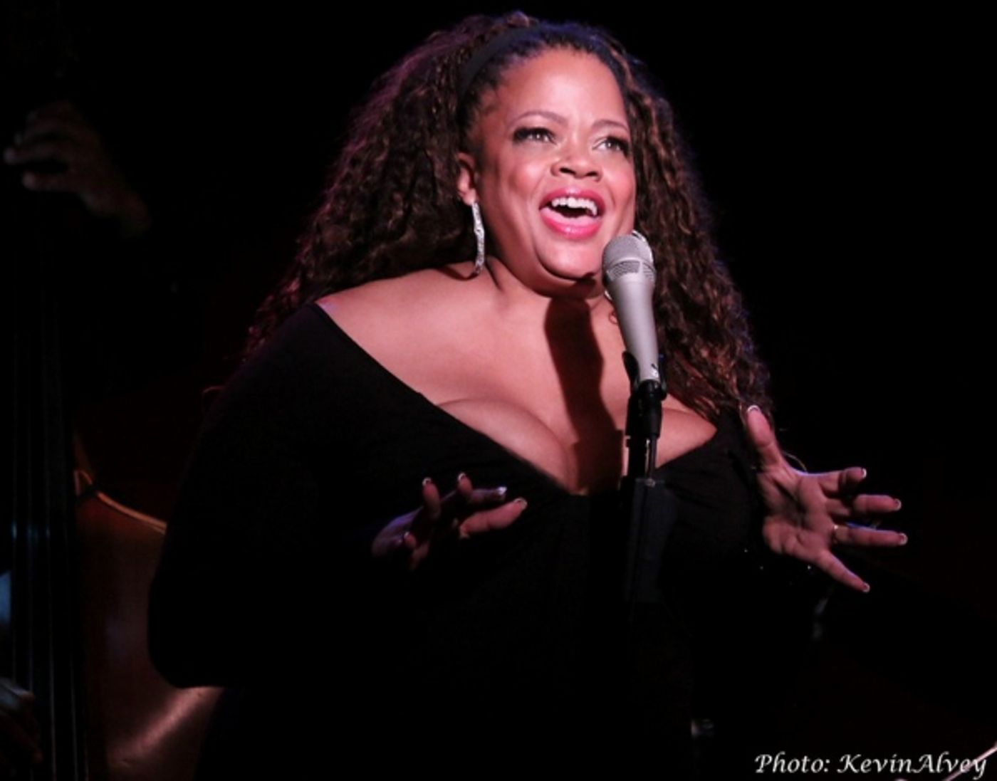 Photo Flash: Natalie Douglas Performs 'The Music of Dolly Parton' at Birdland  Image