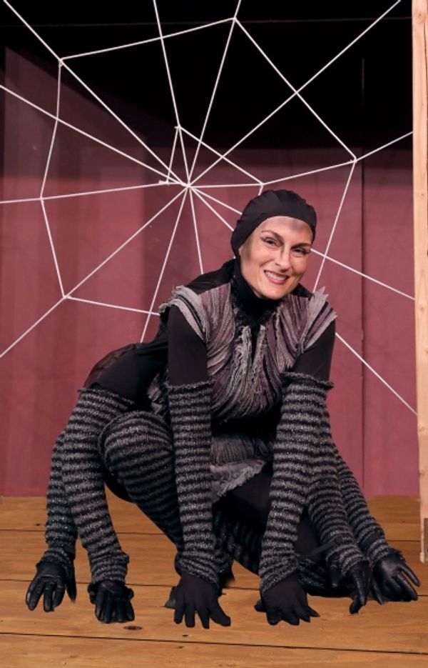 Annie Mielke as Charlotte Photo