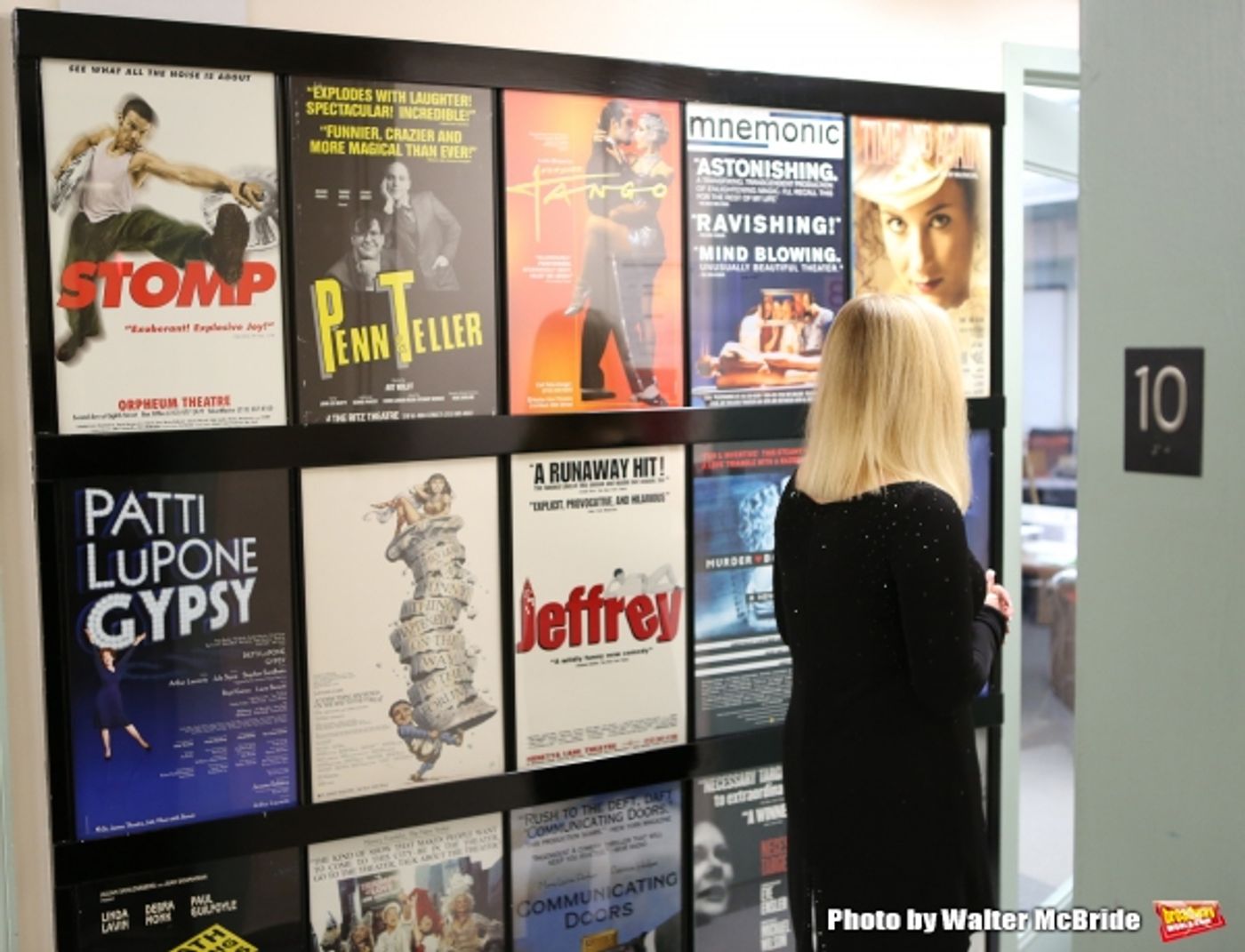 Exclusive Photo Coverage: Backstage with Roslyn Kind at 54 Below Exclusive Photo Coverage: Backstage with Roslyn Kind at 54 Below Image