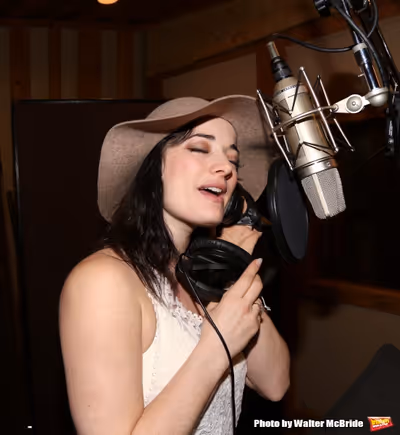 Laura Michelle Kelly Photo
