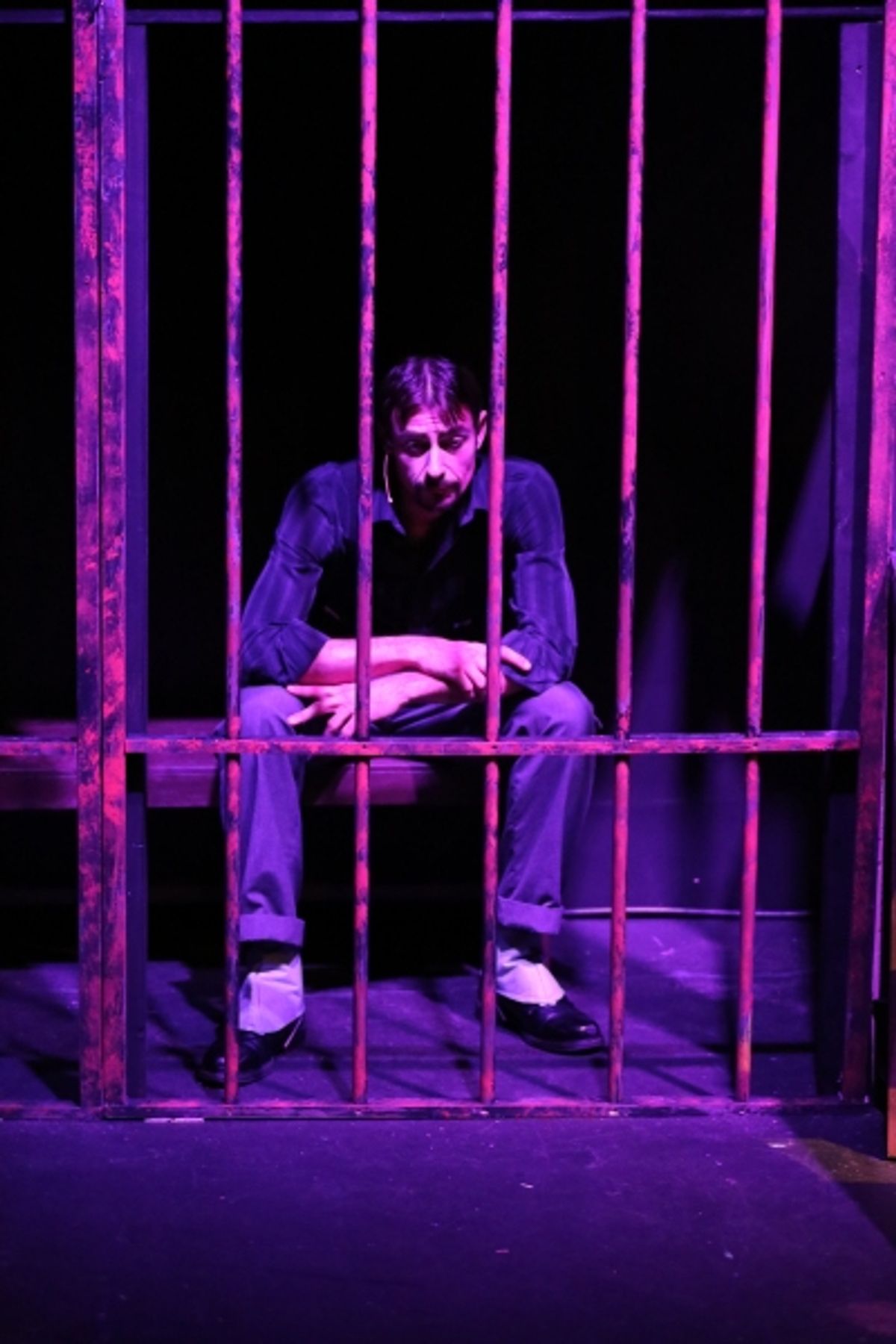 Macheath (Todd Schaefer) in jail at 