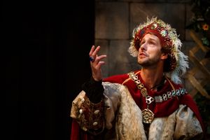 Sun King Davis, as King Henry VIII Photo