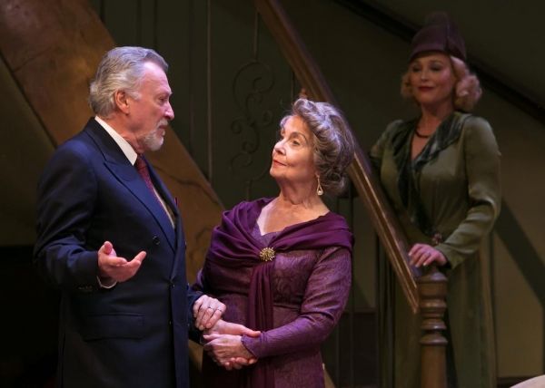 Oscar Wolfe (Edmond Genest) asks to Fanny Cavendish (Elizabeth Shepherd) to read for  Photo