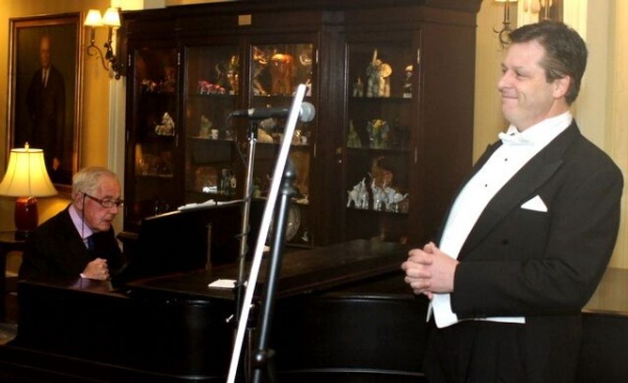 Photo Flash: Tenor Anthony Kearns Pays Tribute to Veterans at Capitol Hill Club Image