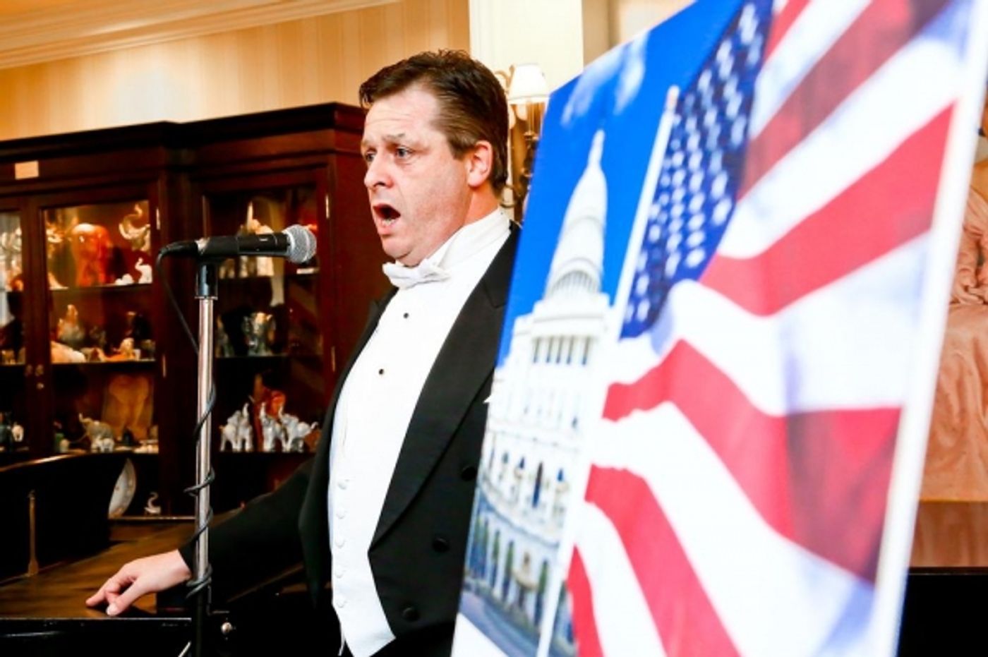 Photo Flash: Tenor Anthony Kearns Pays Tribute to Veterans at Capitol Hill Club  Image