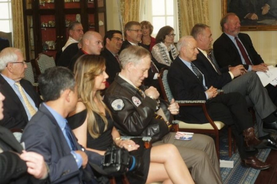 Photo Flash: Tenor Anthony Kearns Pays Tribute to Veterans at Capitol Hill Club Image