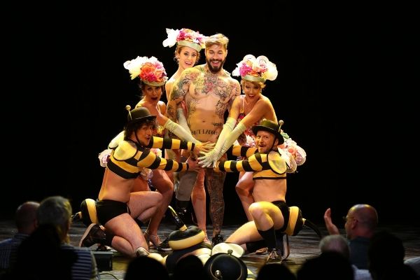 Alex Minsky and the cast Photo