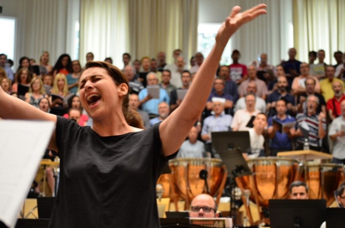 Sara Perez y el coro de La Calle 42. Foto: Maria Aparicio at 