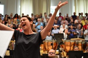 Sara Perez y el coro de La Calle 42. Foto: Maria Aparicio @ BroadwayWorld Sara Perez y el coro de La Calle 42. Foto: Maria Aparicio Photo