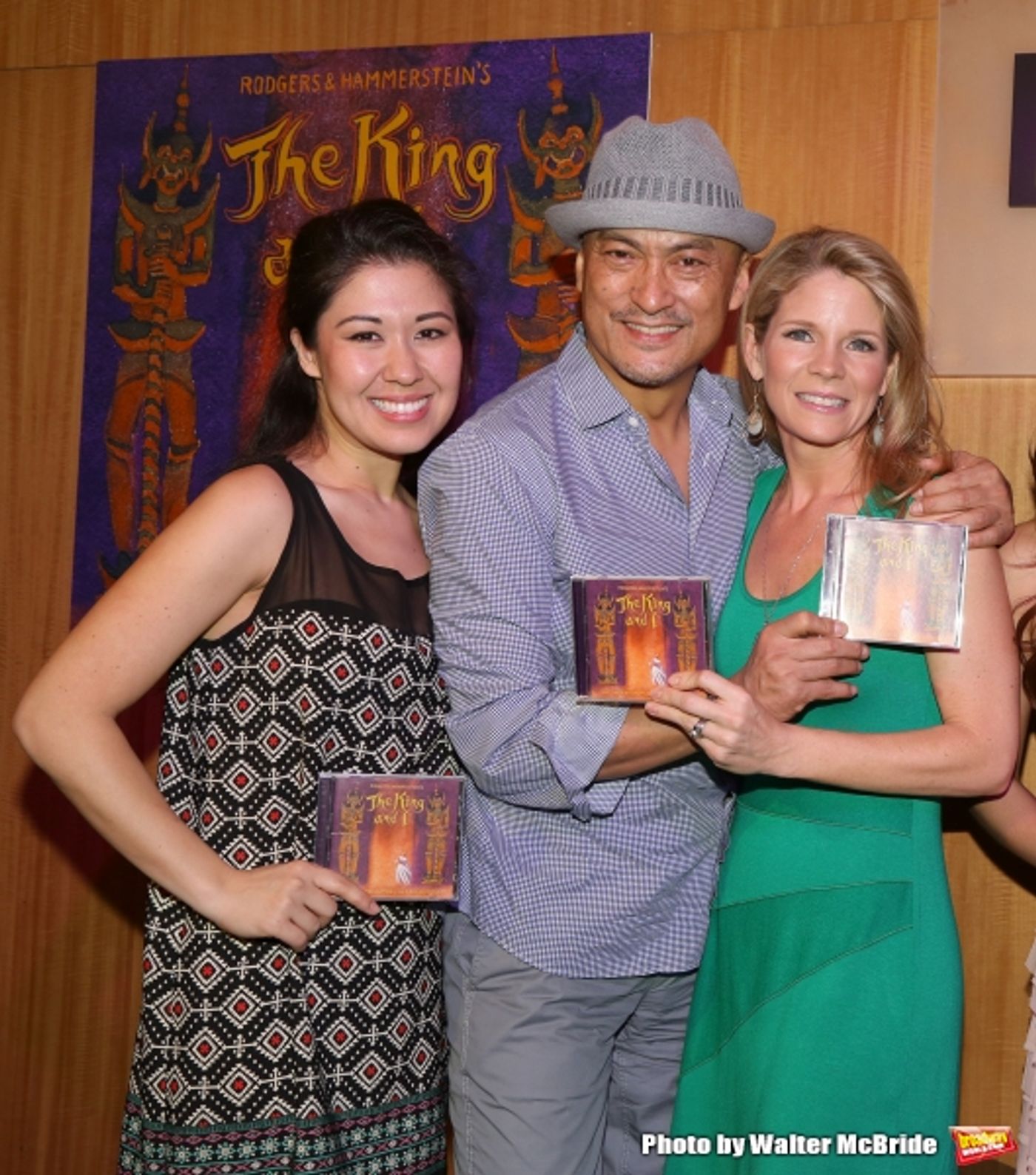 Photo Coverage: Kelli O'Hara & Cast of Broadway's THE KING AND I Sign Albums at Barnes & Noble  Image