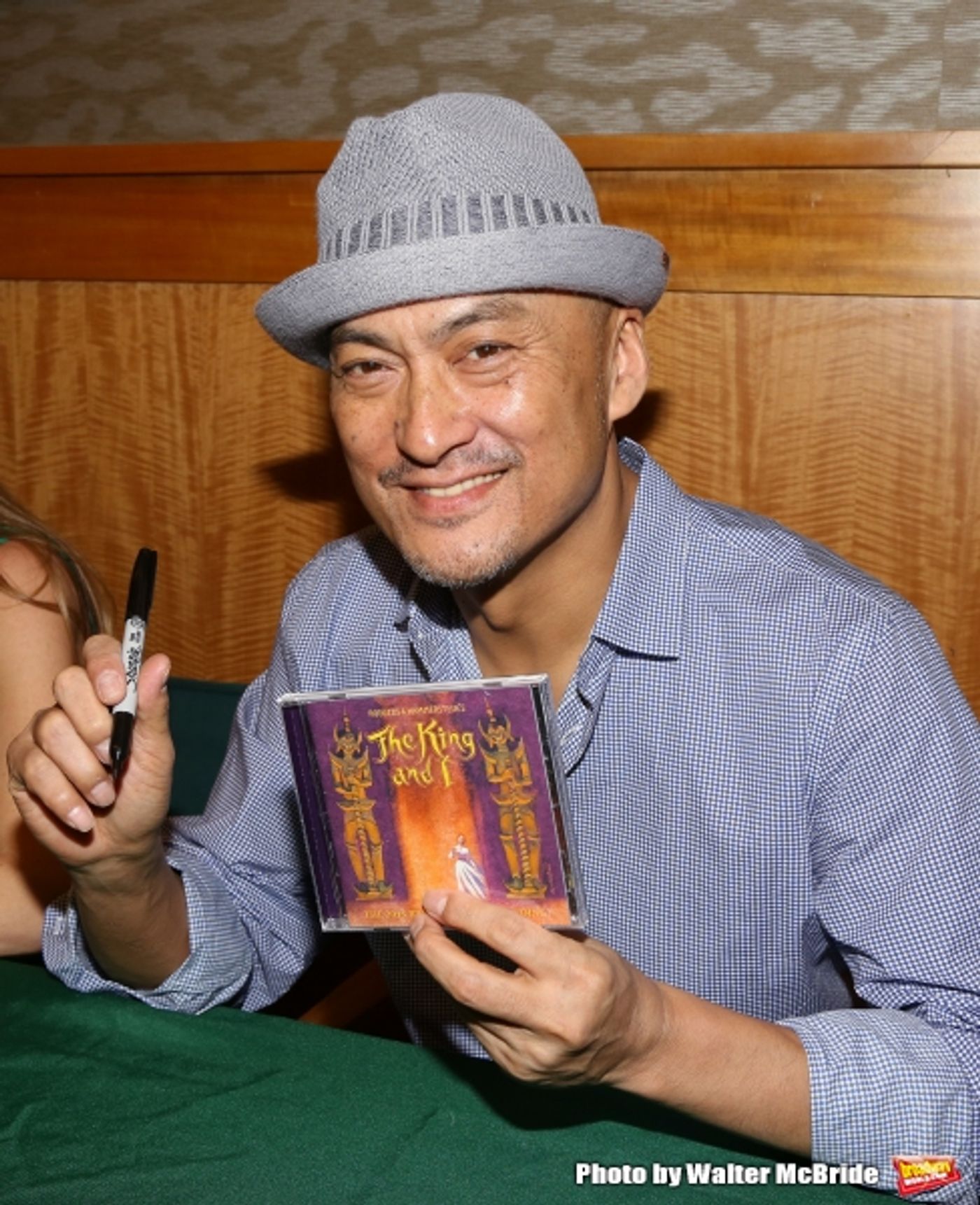 Photo Coverage: Kelli O'Hara & Cast of Broadway's THE KING AND I Sign Albums at Barnes & Noble  Image