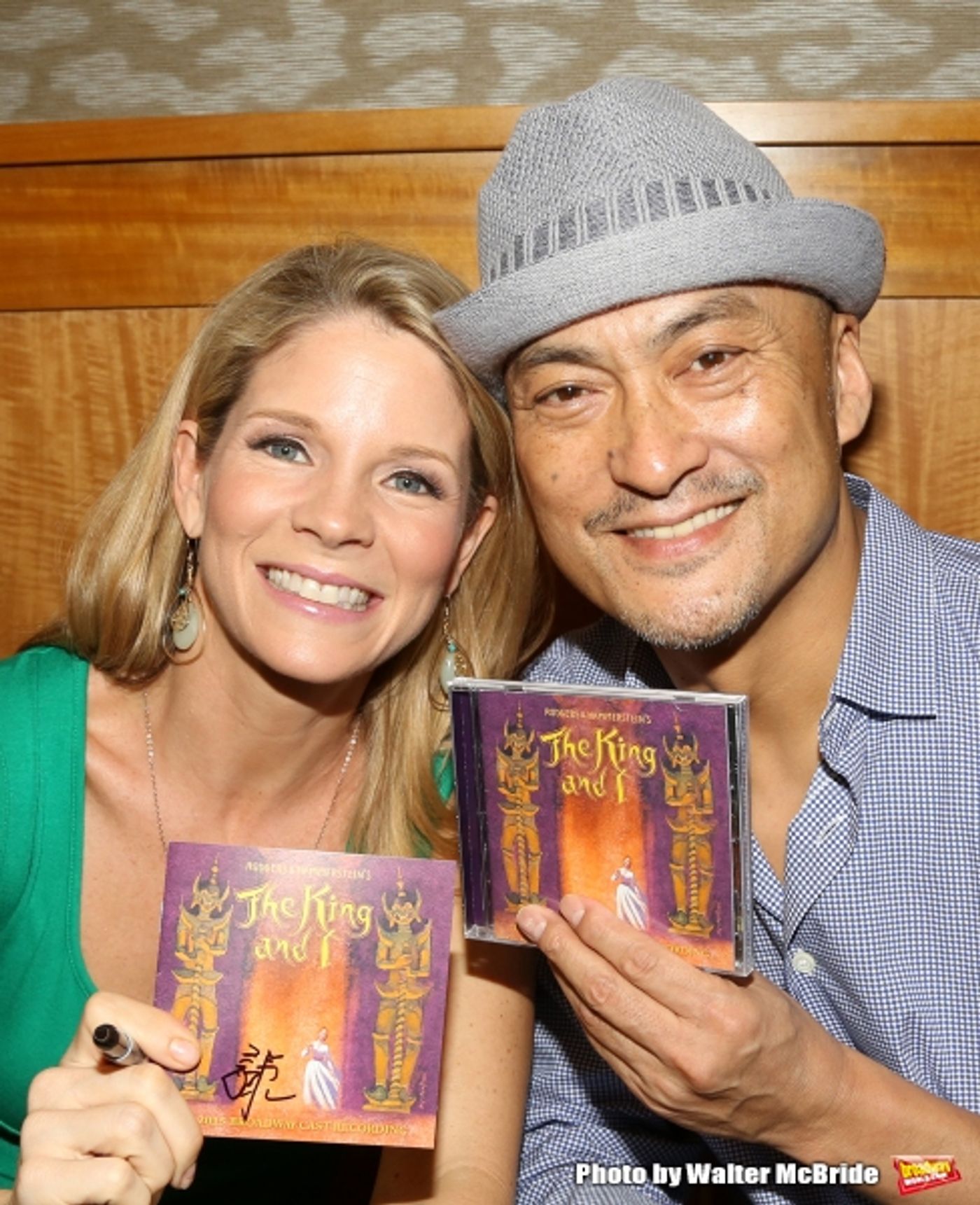 Photo Coverage: Kelli O'Hara & Cast of Broadway's THE KING AND I Sign Albums at Barnes & Noble  Image