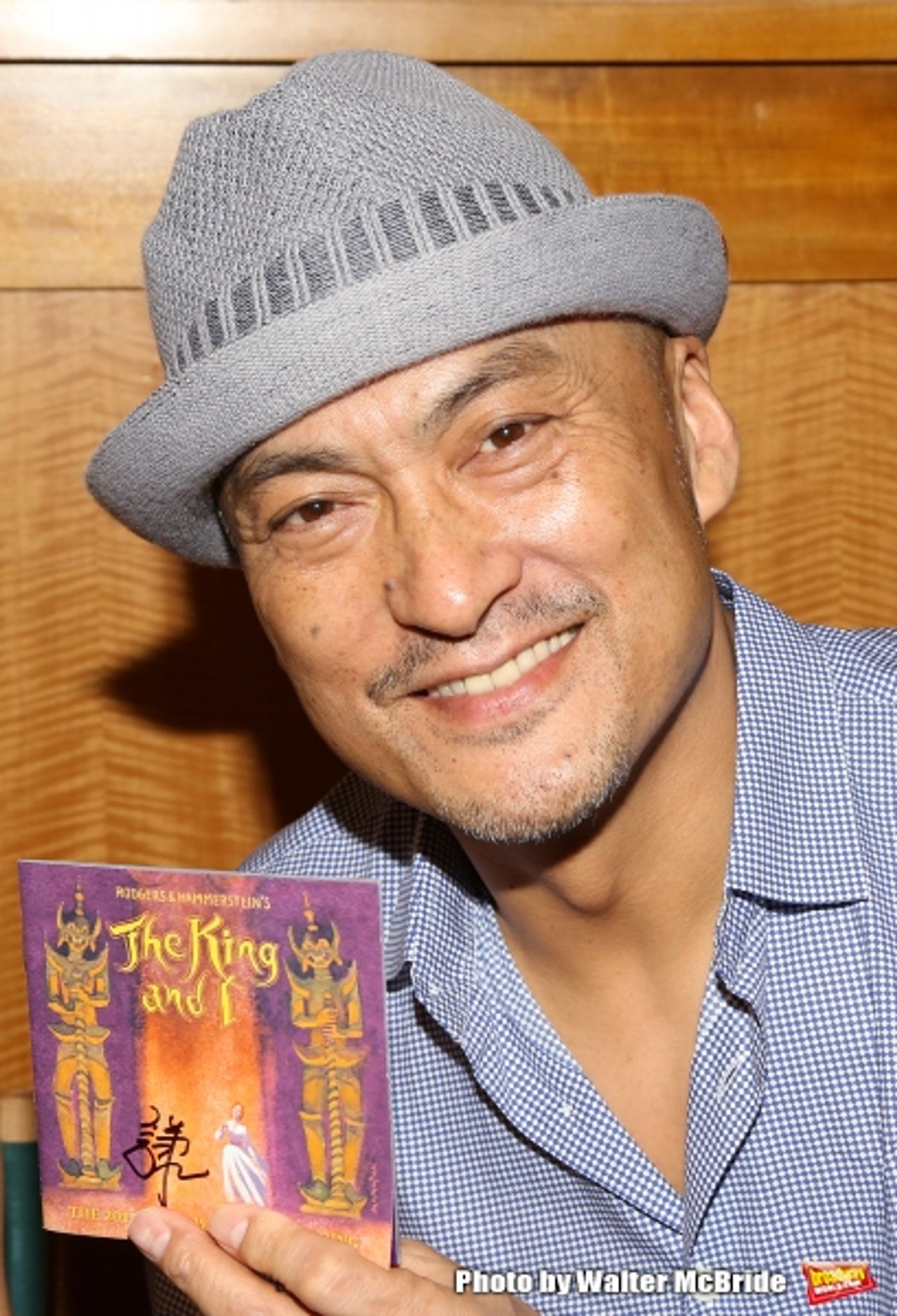 Photo Coverage: Kelli O'Hara & Cast of Broadway's THE KING AND I Sign Albums at Barnes & Noble  Image