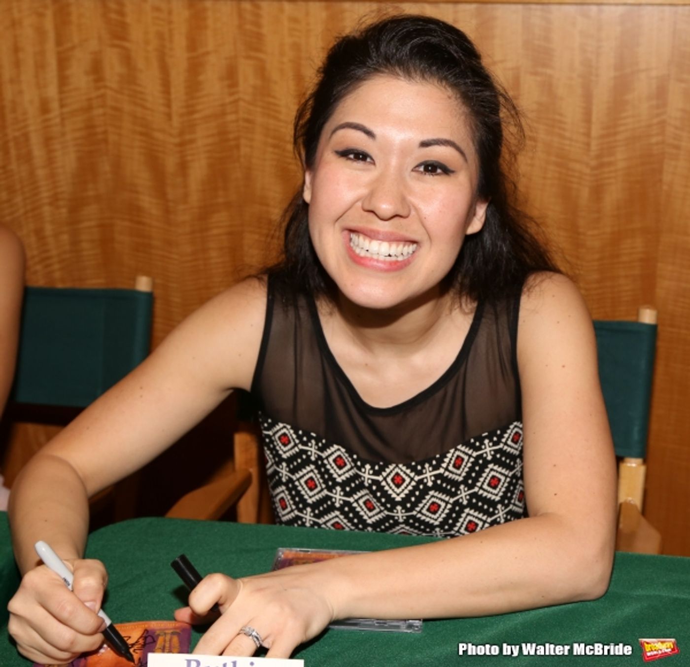 Photo Coverage: Kelli O'Hara & Cast of Broadway's THE KING AND I Sign Albums at Barnes & Noble  Image