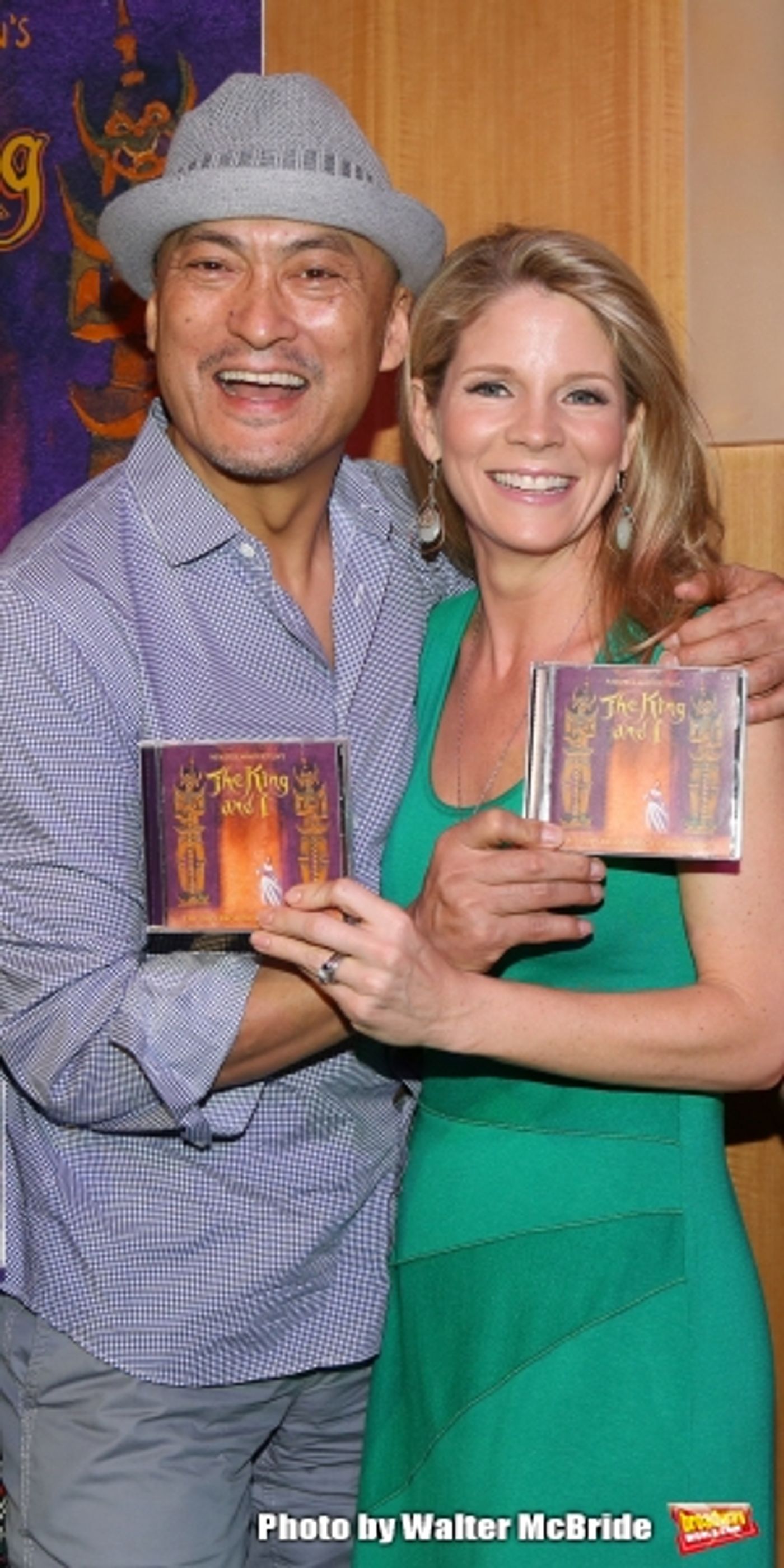 Photo Coverage: Kelli O'Hara & Cast of Broadway's THE KING AND I Sign Albums at Barnes & Noble  Image