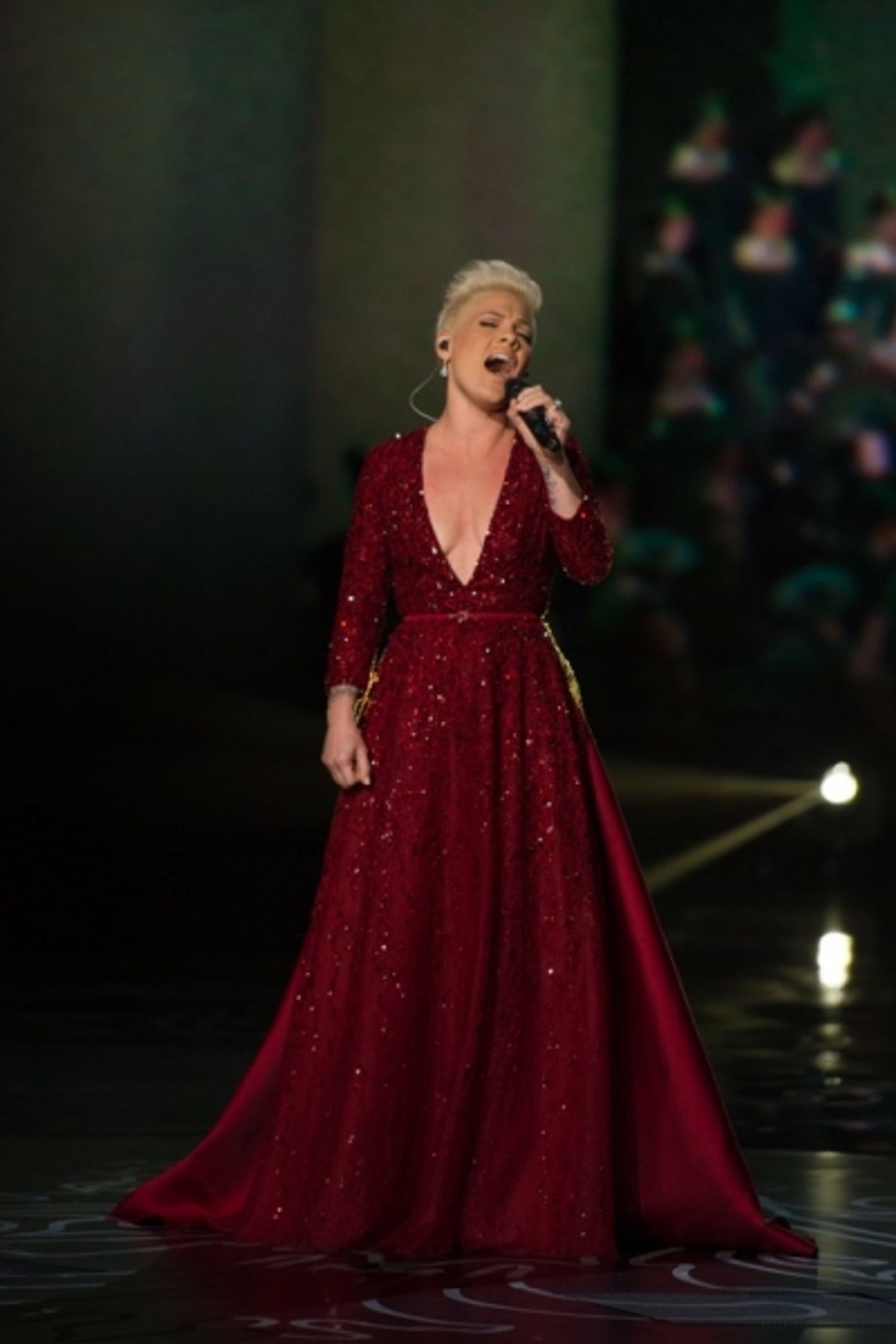 P!nk sings 'Over the Rainbow' as a tribute to THE WIZARD OF OZ. at 