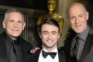 Craig Zadan, Daniel Radcliffe & Neil Meron outside the Governors Ball, post-Oscars te Photo