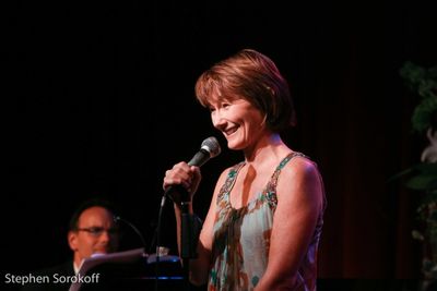Lari White Photo