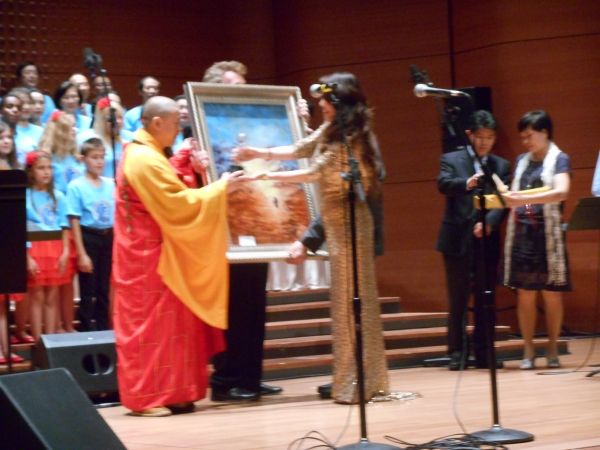 Ms. Alice Liu, president of the American Oriental Arts Foundation exchanging gifts Photo