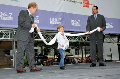 Iain Armitage with Raymond Teller and Penn Jillette Photo