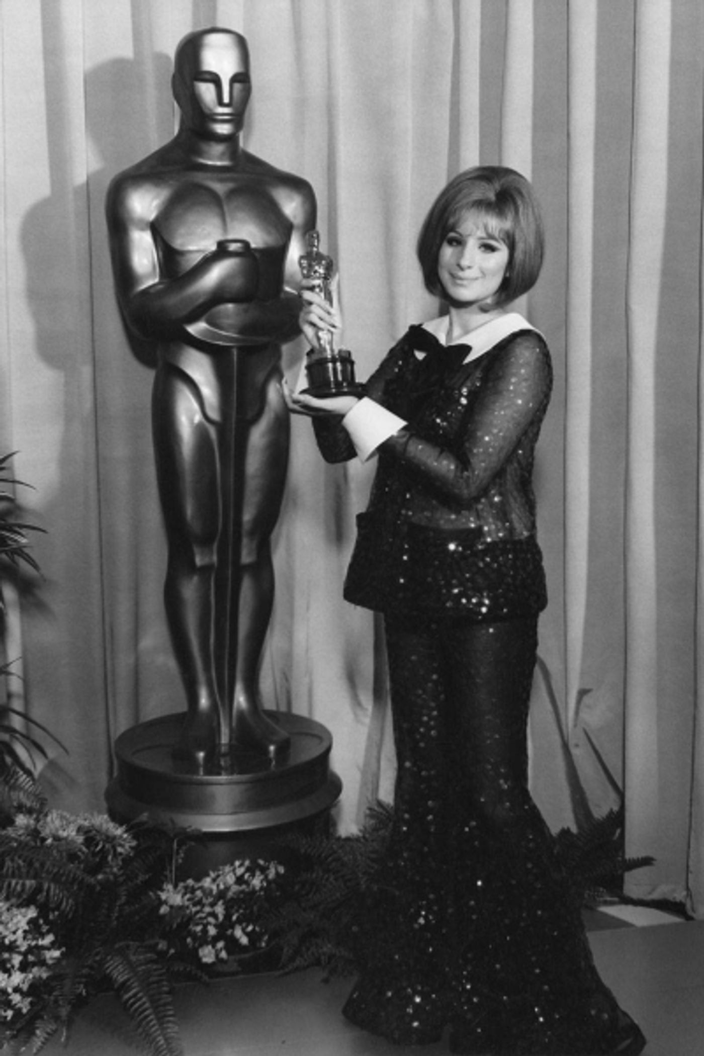 Photo Flash: Barbra Streisand Remembers Designer Arnold Scaasi and Her Iconic Oscars Outfit Photo Flash: Barbra Streisand Remembers Designer Arnold Scaasi and Her Iconic Oscars Outfit Image