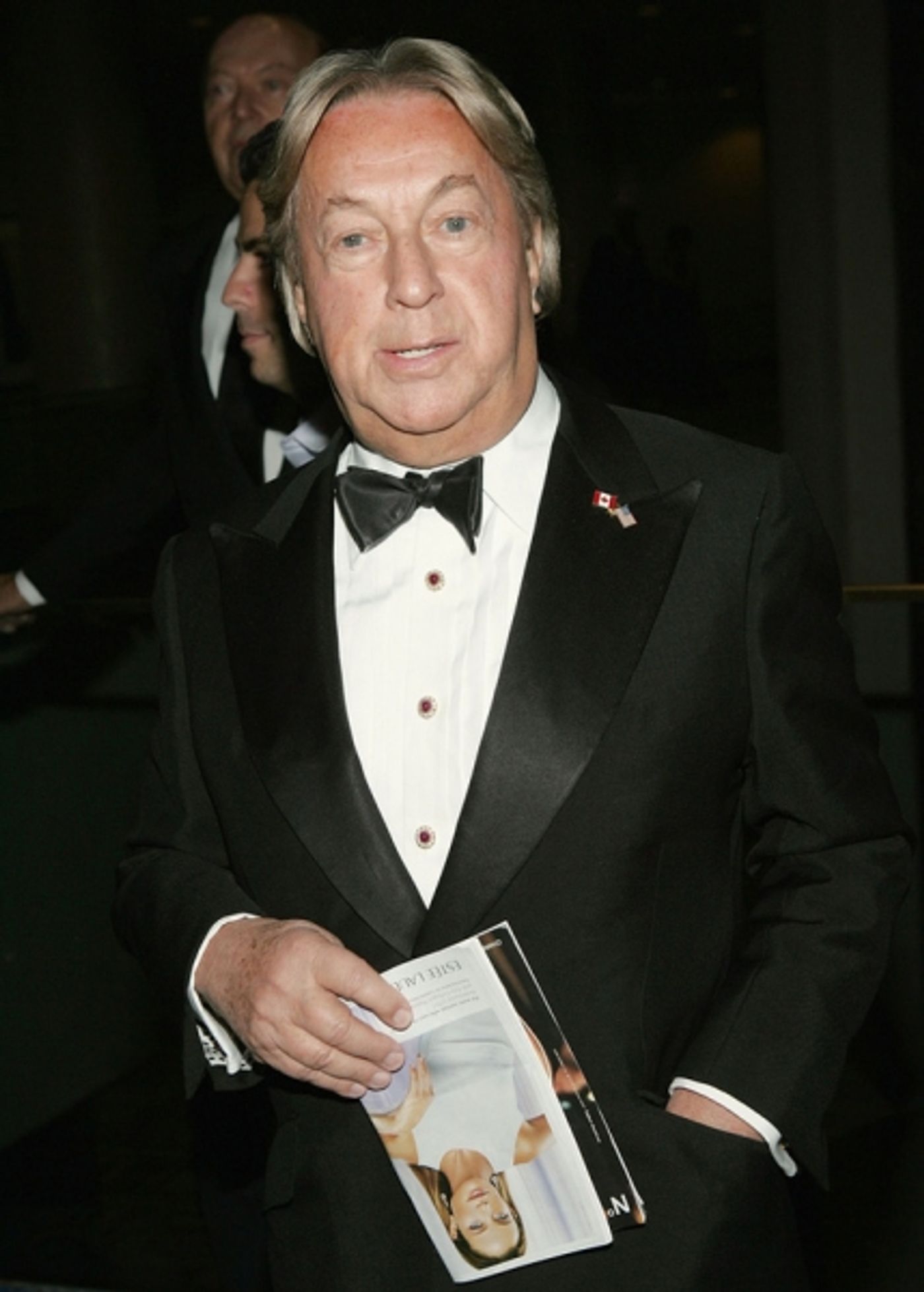 Photo Flash: Barbra Streisand Remembers Designer Arnold Scaasi and Her Iconic Oscars Outfit  Image